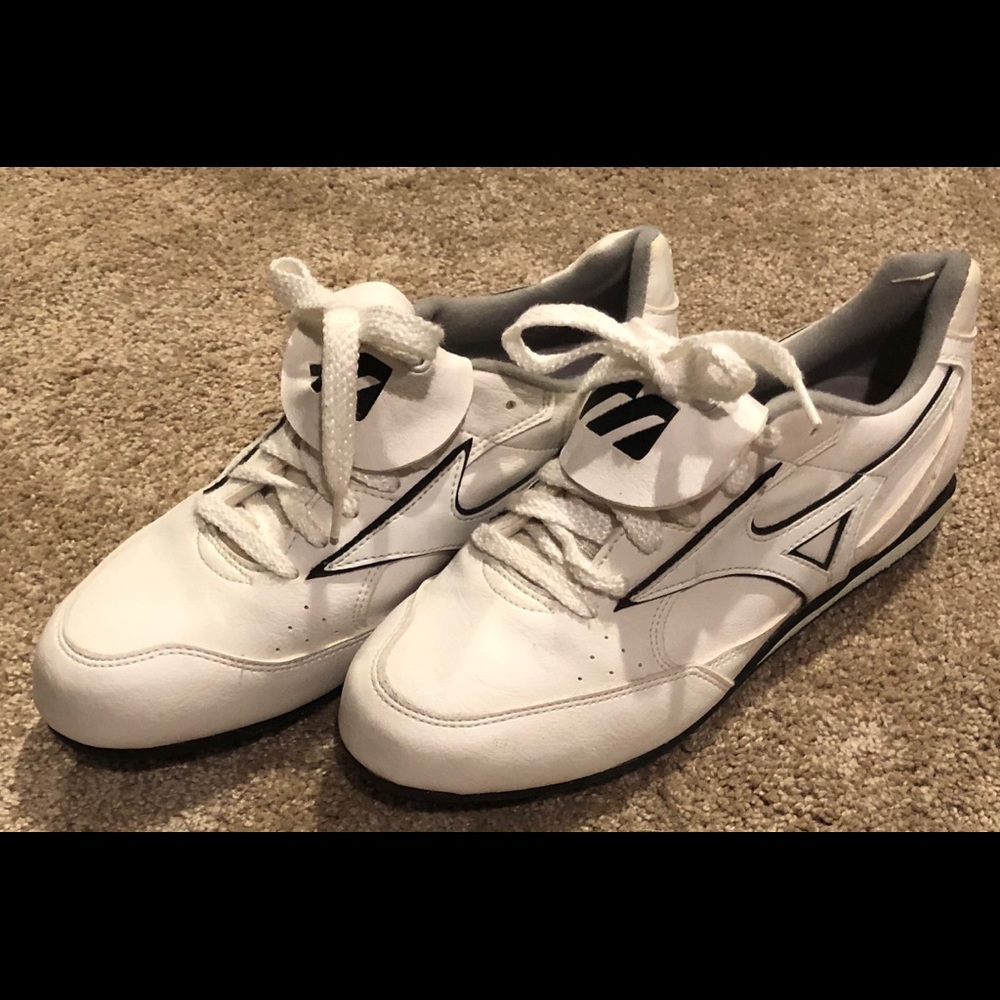 Mizuno spiked baseball shoes size 8 1/2.